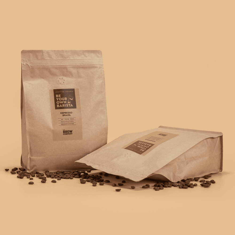 To kaffeposer med en etiket på en beige baggrund – The Brew Company